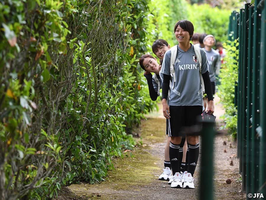 日本サッカー協会さんのインスタグラム写真 - (日本サッカー協会Instagram)「📸緑の小道を抜けて… ・ なでしこジャパンが直前合宿をはるフランス北部の町ル・トゥケは海岸沿いに面した自然豊かな町。宿舎からトレーニング会場までは歩いて5分ほどの距離で、選手やスタッフは緑の小道を抜け、歩いてトレーニング会場に通っています。 ・ ＜FIFA女子ワールドカップフランス2019＞ なでしこジャパン🇯🇵試合日程  6/10 25:00 vsアルゼンチン🇦🇷 6/14 22:00 vsスコットランド🏴󠁧󠁢󠁳󠁣󠁴󠁿 6/20 04:00 vsイングランド🏴󠁧󠁢󠁥󠁮󠁧󠁿 📺フジテレビ系列、NHK BS、J SPORTSで生中継！ ・ #nadeshiko #世界のなでしこ #なでしこジャパン#FIFAWWC」5月30日 15時34分 - japanfootballassociation