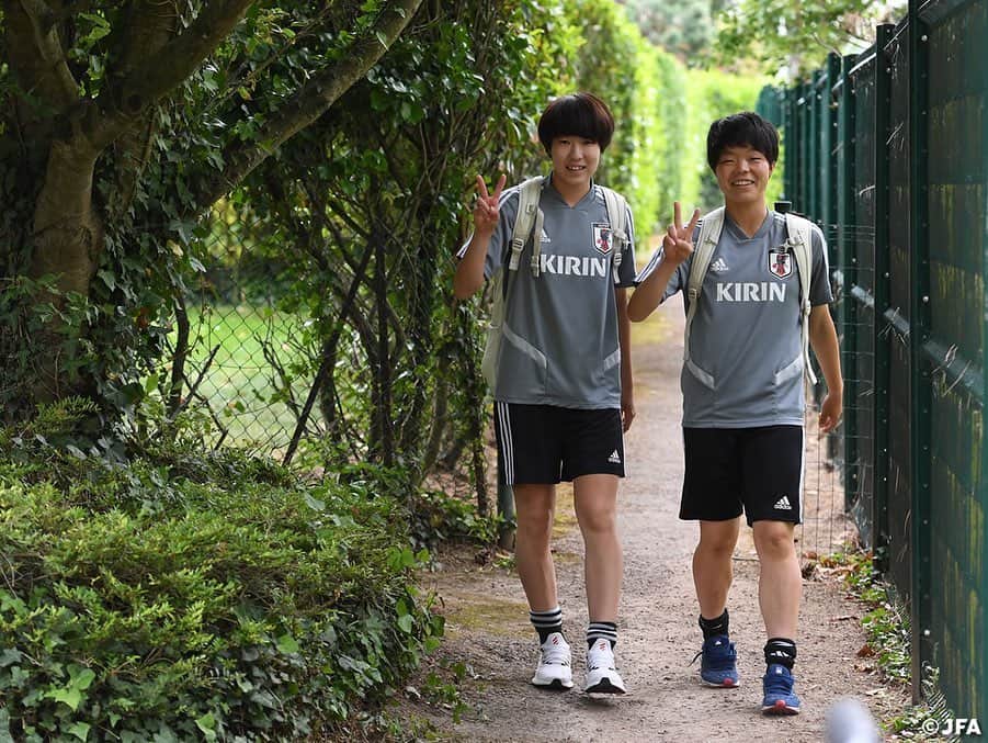 日本サッカー協会さんのインスタグラム写真 - (日本サッカー協会Instagram)「📸緑の小道を抜けて… ・ なでしこジャパンが直前合宿をはるフランス北部の町ル・トゥケは海岸沿いに面した自然豊かな町。宿舎からトレーニング会場までは歩いて5分ほどの距離で、選手やスタッフは緑の小道を抜け、歩いてトレーニング会場に通っています。 ・ ＜FIFA女子ワールドカップフランス2019＞ なでしこジャパン🇯🇵試合日程  6/10 25:00 vsアルゼンチン🇦🇷 6/14 22:00 vsスコットランド🏴󠁧󠁢󠁳󠁣󠁴󠁿 6/20 04:00 vsイングランド🏴󠁧󠁢󠁥󠁮󠁧󠁿 📺フジテレビ系列、NHK BS、J SPORTSで生中継！ ・ #nadeshiko #世界のなでしこ #なでしこジャパン#FIFAWWC」5月30日 15時34分 - japanfootballassociation