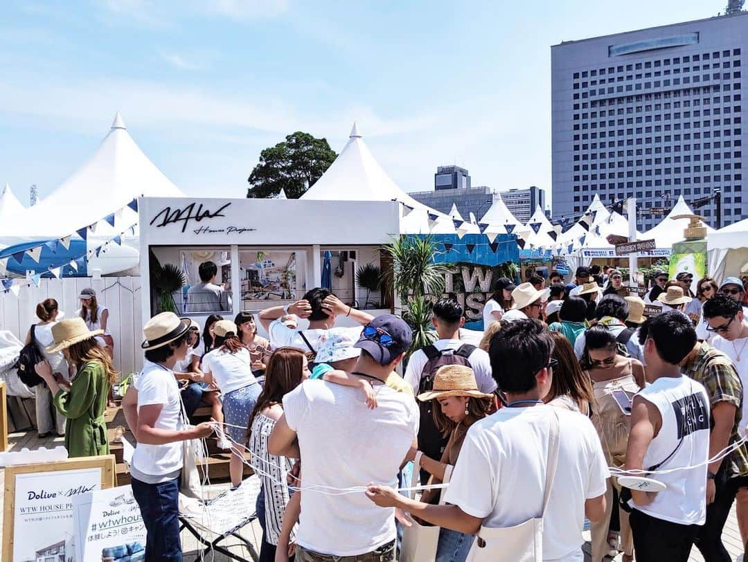 RE住むRENOVATIONさんのインスタグラム写真 - (RE住むRENOVATIONInstagram)「.﻿ 『WTW HOUSE PROJECT』初お披露目となりました、GREENROOM FESTIVAL'19では、たくさんの方にご来場いただき、WTW HOUSEの世界観を感じていただくことができました🌴﻿ ﻿ 本当にありがとうございました🌟﻿ ﻿ が、まだまだ終わりません‼️﻿ 今週末6/1は神奈川県辻堂海岸で行われるサーフイベント「ワンカリ」に出店します！﻿ ﻿ WTWのデニムソファーなど、WTWグッズが当たるInstagramキャンペーンも引き続き実施します😆﻿ ﻿ ご友人、ご家族お誘い合わせの上、ぜひご来場下さい🎵﻿ ﻿ ﻿ ■ワンカリ2019﻿﻿ 日程 ▷ 2019年6月1日﻿﻿ 会場 ▷ 神奈川県立辻堂海浜公園・辻堂海岸﻿﻿ ﻿ ﻿ #dolivemedia #wtwhouse #wtwhouseproject #ライフスタイル #lifestyle #wtw #wtwstyle #wtwsurfclub #サーフィン #サーフスタイル #surf #西海岸 #西海岸スタイル #海が好き #サーファーズハウス #サーフィン好き #ビーチスタイル #サーファーズハウス﻿﻿ #sea #beach #デニムソファー #インテリア #ビーチ #beach #海 #sea #wave #surferslife #surferstyle #ワンカリ」5月30日 15時36分 - dolive.media