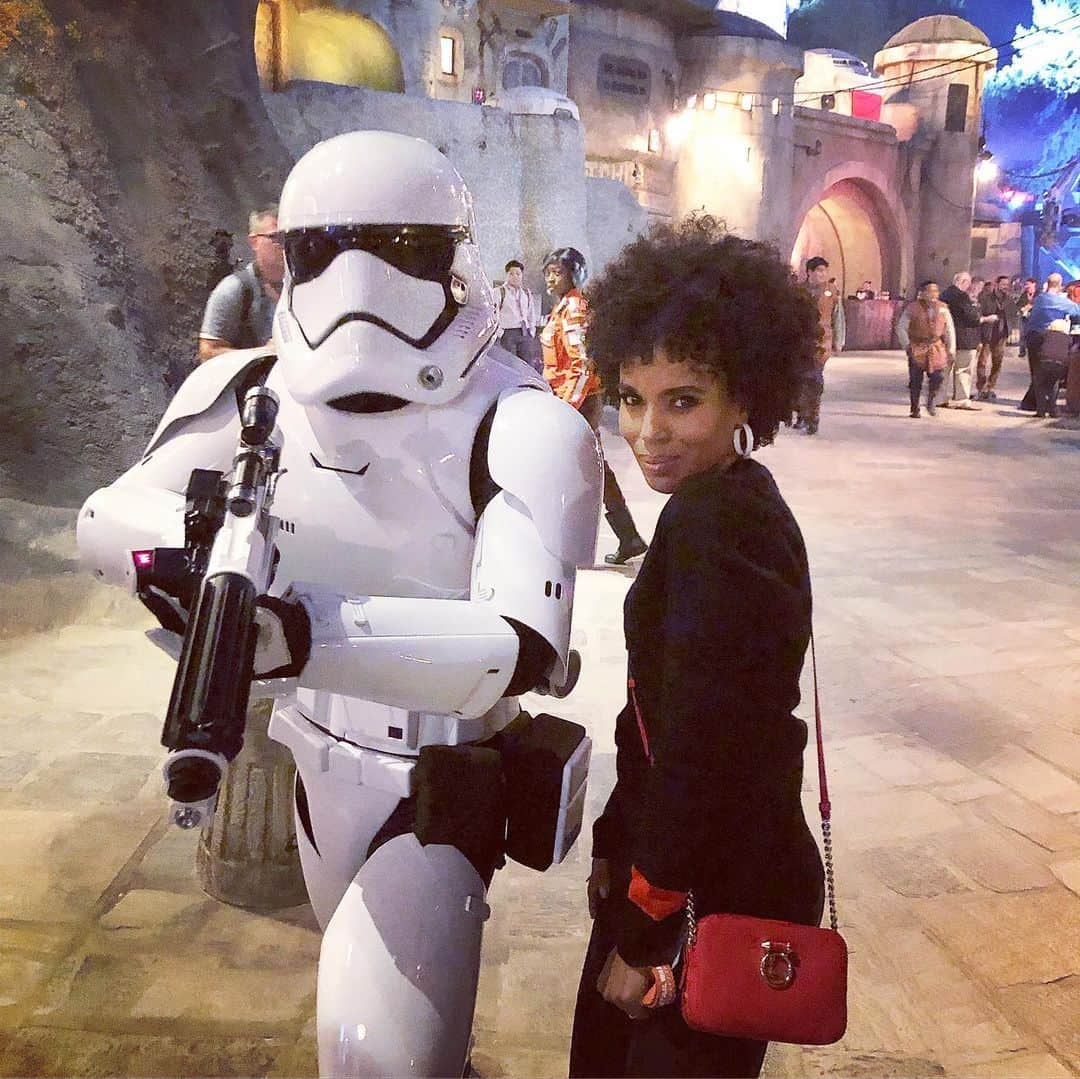 ケリー・ワシントンさんのインスタグラム写真 - (ケリー・ワシントンInstagram)「Thank you for having us!!!!!! Opening night at #starwars land inside @disneyland 😱 EPIC NIGHT! SWIPE!!!! So brilliant. I think I REALLY want to be an imagineer in my next life! Pure magic.」5月30日 15時45分 - kerrywashington