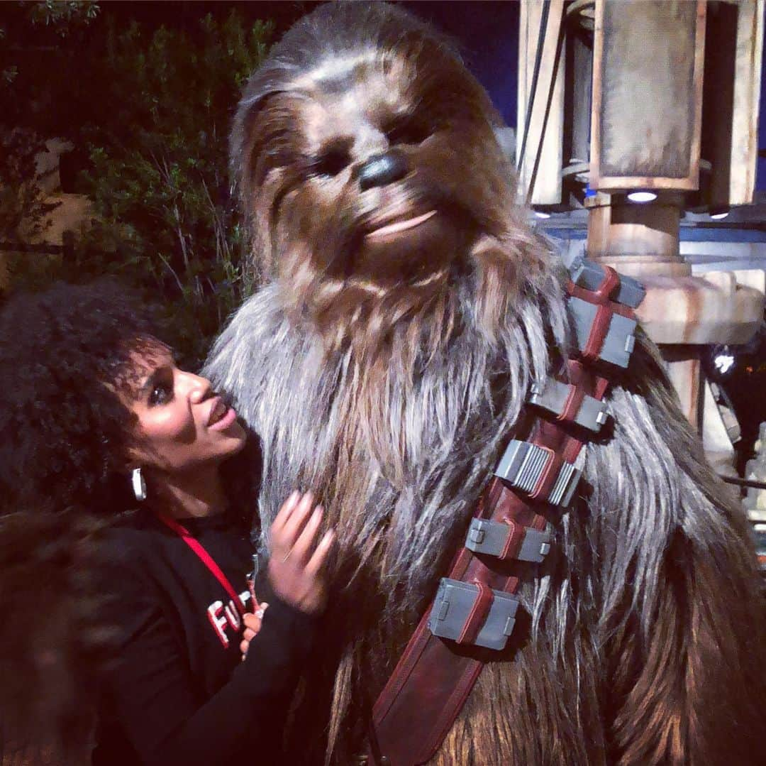 ケリー・ワシントンさんのインスタグラム写真 - (ケリー・ワシントンInstagram)「Thank you for having us!!!!!! Opening night at #starwars land inside @disneyland 😱 EPIC NIGHT! SWIPE!!!! So brilliant. I think I REALLY want to be an imagineer in my next life! Pure magic.」5月30日 15時45分 - kerrywashington