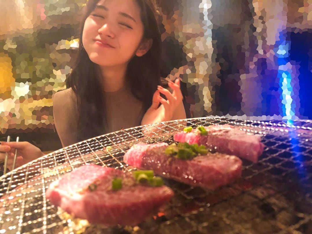 鈴木愛理さんのインスタグラム写真 - (鈴木愛理Instagram)「✴︎ 顔までまんまるお肉。 . . #えりとさえと焼肉 #大好きな2人と食べる肉は #別格 #🥩」5月30日 15時40分 - airisuzuki_official_uf