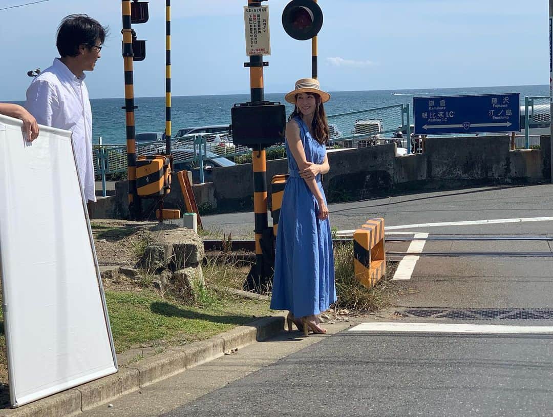 大河内奈々子さんのインスタグラム写真 - (大河内奈々子Instagram)「七里ガ浜で 撮影。 海からの風が気持ち良く、すっかり夏気分です☺︎ ・ 江ノ電はやっぱり 可愛いなあ。 ・ ワンピースは @bluebird_boulevard_official ・ #えのでん  #七里ヶ浜  #撮影  #夏気分 ・ #江之电  #旅游」5月30日 15時47分 - nanakoohkouchi
