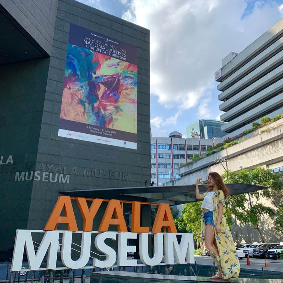 市原彩花さんのインスタグラム写真 - (市原彩花Instagram)「AYAKA MUSEUM✨ . ついに私の博物館がOPEN🥳 …ってのは冗談で、マニラのマカティにあるショッピングモールAYALA CENTERだよ🤣  すぐ近くの#ペニンシュラマニラ に宿泊してたから、特別カーで送ってもらった💗 すごーく広いモールで、みんな時間ギリギリまでお買い物に夢中🤩 可愛い帽子が500円、ワンピも3000円で買えたー💗 またここにお買い物行きたい🥰 #フィリピン#philippines#マニラ#manila#マカティ#makati#ayalamuseum#ayalacenter#peninsulamanila #もっと楽しいフィリピン#フィリピンファンセール#flytomorefun#cebtravelsquadjapan」5月30日 15時49分 - ayaka_ichihara