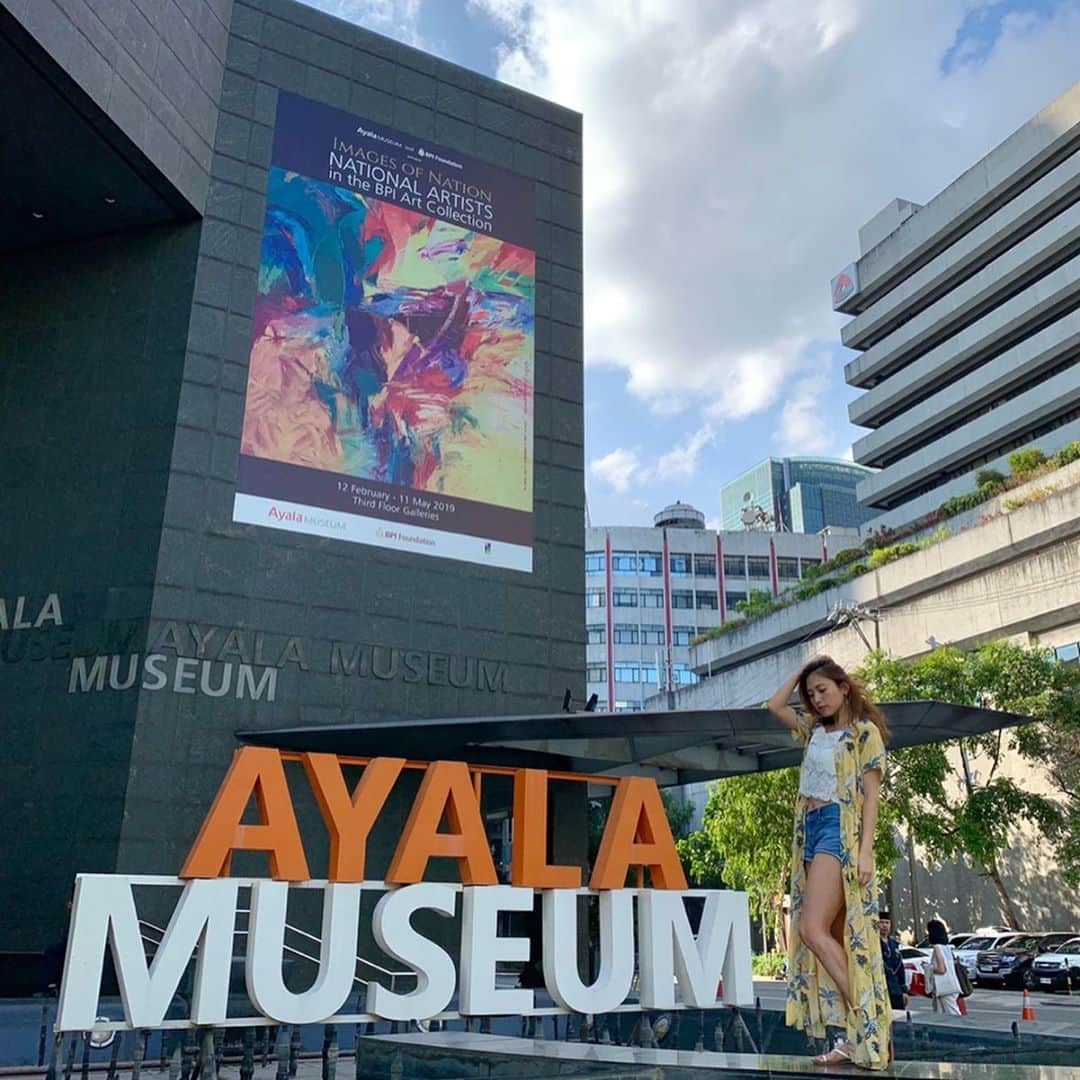 市原彩花さんのインスタグラム写真 - (市原彩花Instagram)「AYAKA MUSEUM✨ . ついに私の博物館がOPEN🥳 …ってのは冗談で、マニラのマカティにあるショッピングモールAYALA CENTERだよ🤣  すぐ近くの#ペニンシュラマニラ に宿泊してたから、特別カーで送ってもらった💗 すごーく広いモールで、みんな時間ギリギリまでお買い物に夢中🤩 可愛い帽子が500円、ワンピも3000円で買えたー💗 またここにお買い物行きたい🥰 #フィリピン#philippines#マニラ#manila#マカティ#makati#ayalamuseum#ayalacenter#peninsulamanila #もっと楽しいフィリピン#フィリピンファンセール#flytomorefun#cebtravelsquadjapan」5月30日 15時49分 - ayaka_ichihara