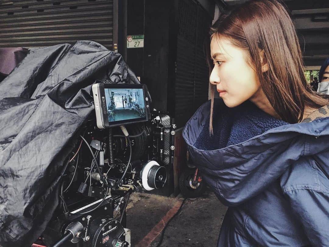 NueNueさんのインスタグラム写真 - (NueNueInstagram)「以前傷心難過的時候 會想著是不是那一個環節做錯了什麼 總把自己的難過擺第一位 想辦法追求答案讓自己舒服一些 但很常忘了自己還擁有什麼  現在雖然還是會難過 但是不再去汲汲營營 追求不屬於自己的東西 把現在擁有的好好把握就好  因為我們都無法穿越時空到生命的最後一天去判斷所做的每個決定對於整個人生是好還是壞 每個當下只能相信所做的決定 都是最好的選擇  但如果還是錯過  那可能就是緣分了」5月30日 15時50分 - iop_1004