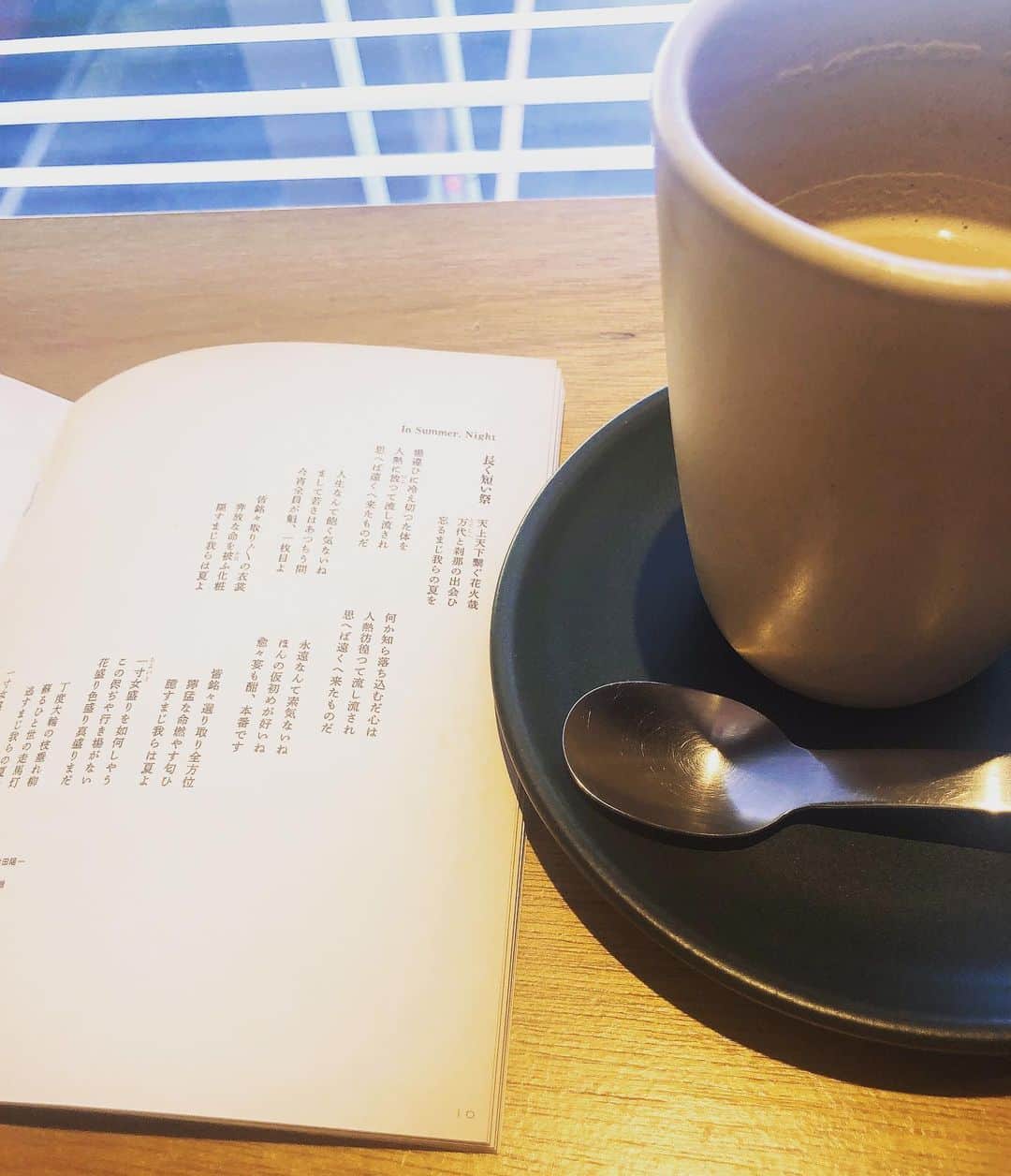 のインスタグラム：「林檎様を聴きながら、茶をしばく。」