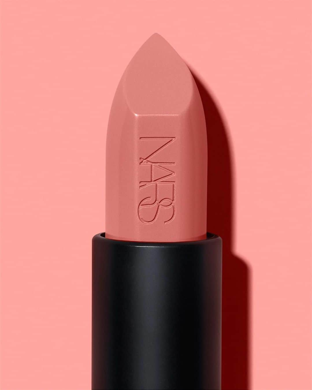 NARSさんのインスタグラム写真 - (NARSInstagram)「Julie Audacious Lipstick giving us a nude outlook.」5月30日 7時10分 - narsissist