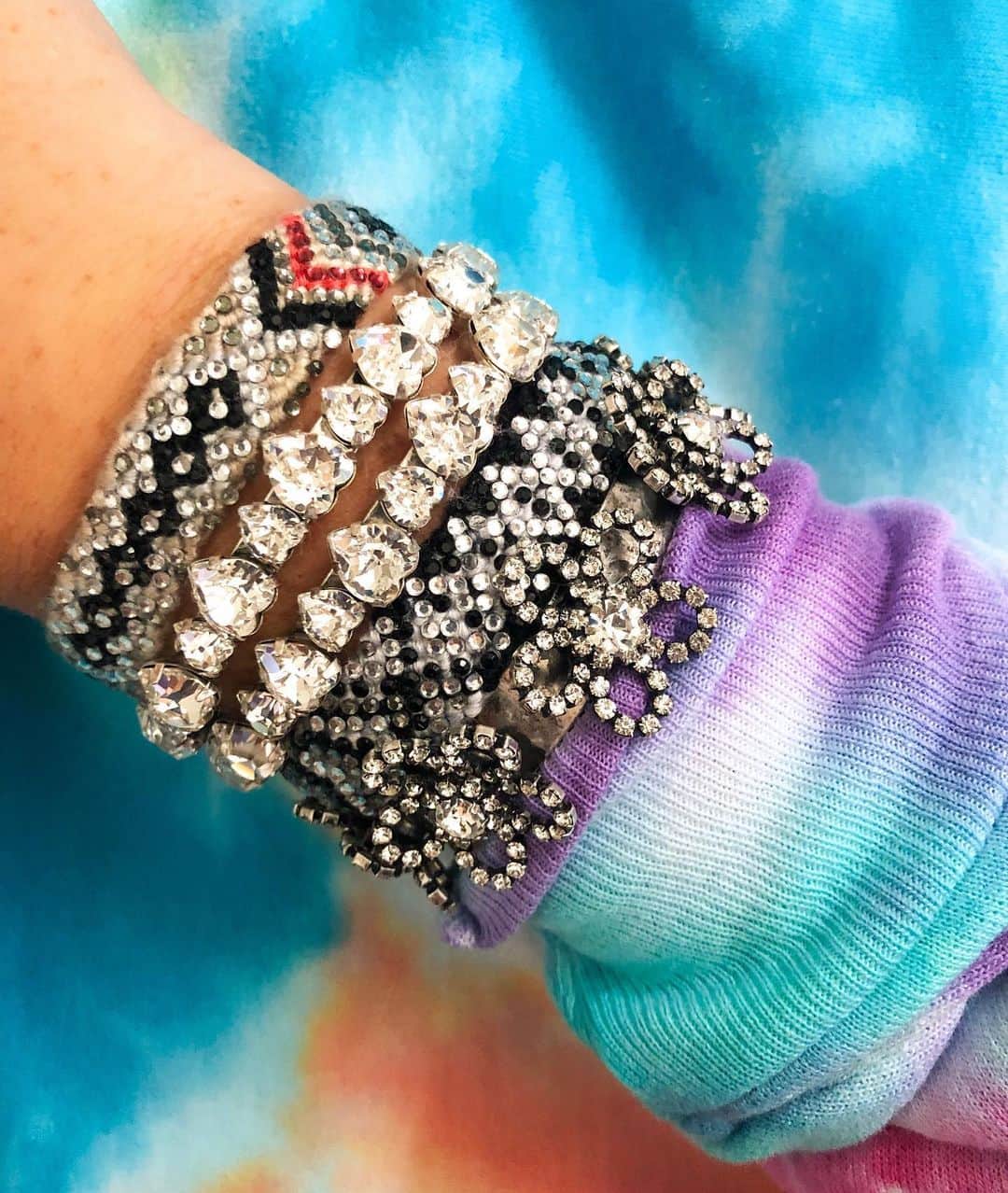 ダニジョーのインスタグラム：「Summer camp glam 🌈✨ tap to shop #armparty」