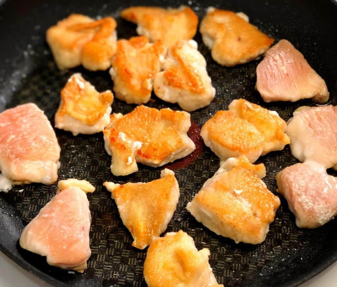 Mizuki【料理ブロガー・簡単レシピ】さんのインスタグラム写真 - (Mizuki【料理ブロガー・簡単レシピ】Instagram)「・ ♡簡単・時短・節約♡ 鶏むね肉deガリバタチキン ・ おはようございます♩ 今朝のブログでは #鶏むね肉 の#節約おかず を ご紹介させていただきました♫ 味付けは甘辛ガーリックバターで 間違いなしの美味しさですよ♡ かたくなりがちな鶏むね肉も このレシピならしっとり柔らかく 仕上がります(*´艸`) 是非お試し下さいね♩ ・ ・  明日は(5月31日) 新刊【#やみつきチキン 】発売日です！ どうぞよろしくお願い致しますm(_ _)m ・ ・  #ブログ更新しました ・ ・  ブログ(レシピ)はホームのリンクよりご覧下さい↓ @mizuki_31cafe 【Mizuki公式ラインブログ】 https://lineblog.me/mizuki_official/ ・ ・  #Mizuki#簡単#時短#節約#料理#レシピ#フーディーテーブル#ブログ#LINEブログ#おうちごはん#おうちカフェ#デリスタグラマー#料理好きな人と繋がりたい#料理ブロガー#おうちごはんlover #foodpic#food#follow#cooking#recipe#lin_stagrammer」5月30日 7時07分 - mizuki_31cafe