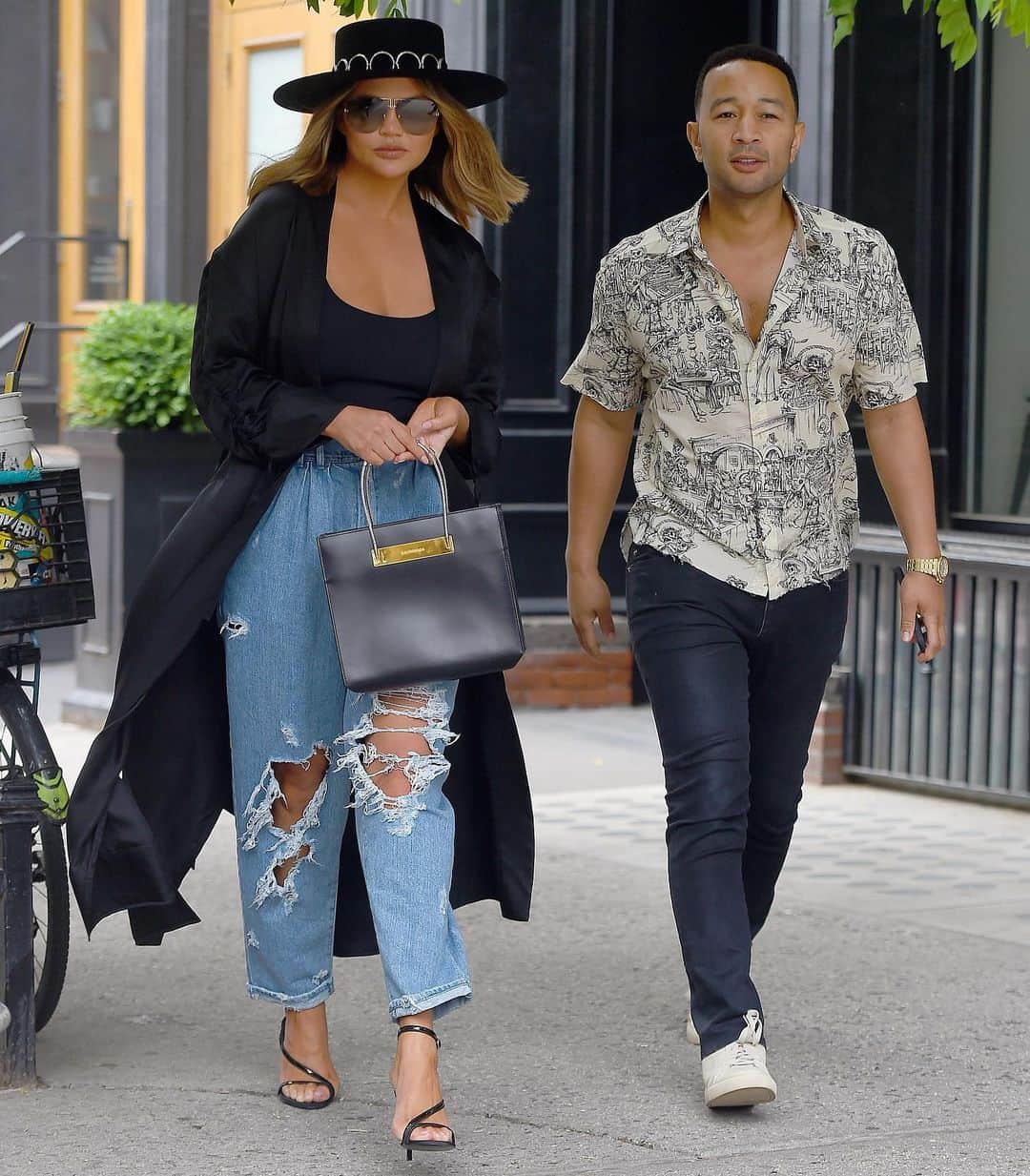 Just Jaredさんのインスタグラム写真 - (Just JaredInstagram)「@chrissyteigen and @johnlegend step out in style! More pics at JustJared.com #ChrissyTeigen #JohnLegend Photos: Splash」5月30日 7時09分 - justjared