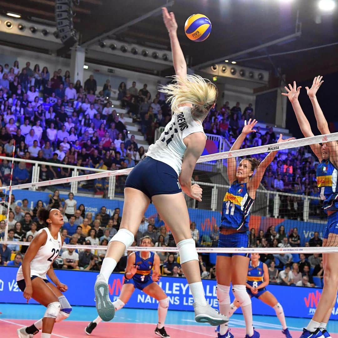 USA Volleyballさんのインスタグラム写真 - (USA VolleyballInstagram)「And then there was just 1️⃣. Madi Kingdon scores 19 points as @usavwnt defeats Italy in 5-set thriller in battle of the last undefeated teams in @FIVBVolleyball #VNL. Recap | www.usavolleyball.org」5月30日 7時09分 - usavolleyball
