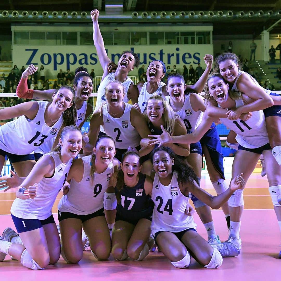 USA Volleyballさんのインスタグラム写真 - (USA VolleyballInstagram)「And then there was just 1️⃣. Madi Kingdon scores 19 points as @usavwnt defeats Italy in 5-set thriller in battle of the last undefeated teams in @FIVBVolleyball #VNL. Recap | www.usavolleyball.org」5月30日 7時09分 - usavolleyball