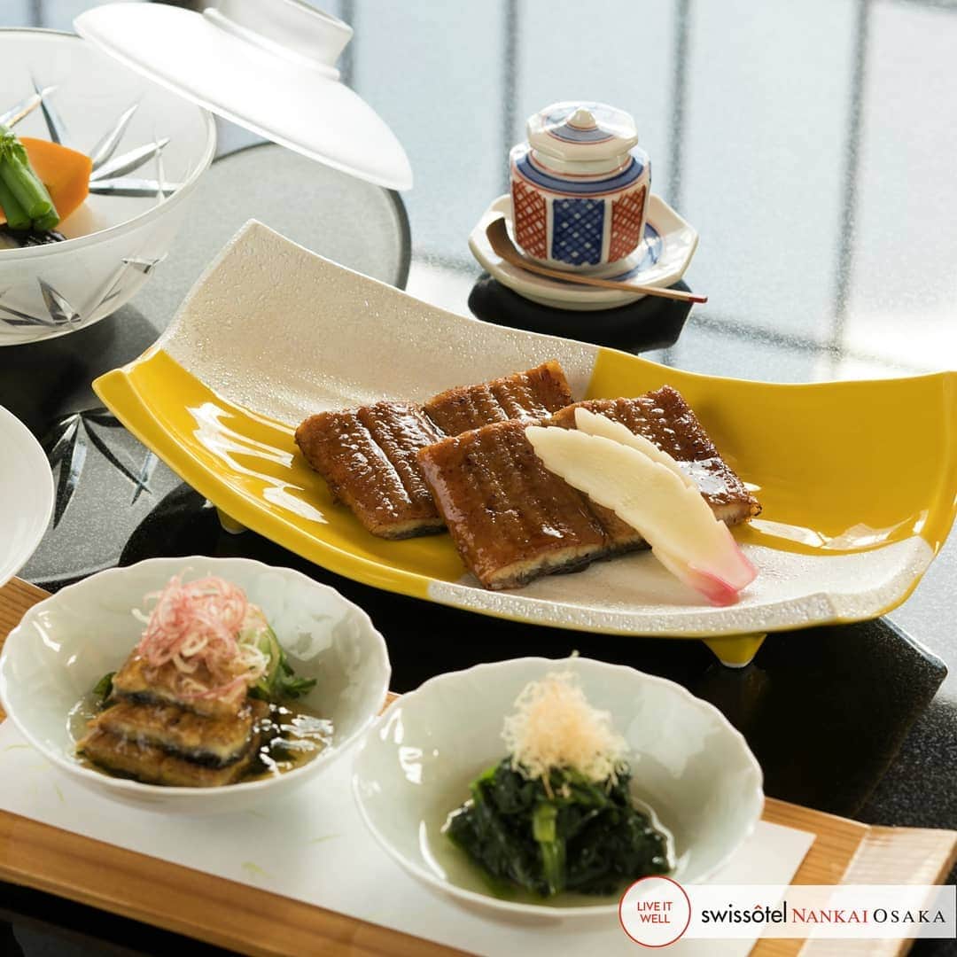 スイスホテル南海大阪さんのインスタグラム写真 - (スイスホテル南海大阪Instagram)「鰻は栄養満点だと知られています。 ビタミンAが豊富で、お肌にもよい成分が含まれているので、女性には嬉しい食材です。美容のためにも積極的に食べましょう！  Did you know that Japan's well-loved dish of local eel is overflowing with nutritional benefits? Eel is rich in Vitamin A, an anti-aging ingredient often used in beauty products to battle wrinkles. So why not eat your way to a beautiful you? #EmpressRoomOsaka #SwissotelTaste #SwissotelVitality」5月30日 7時20分 - swissotelnankaiosaka_official