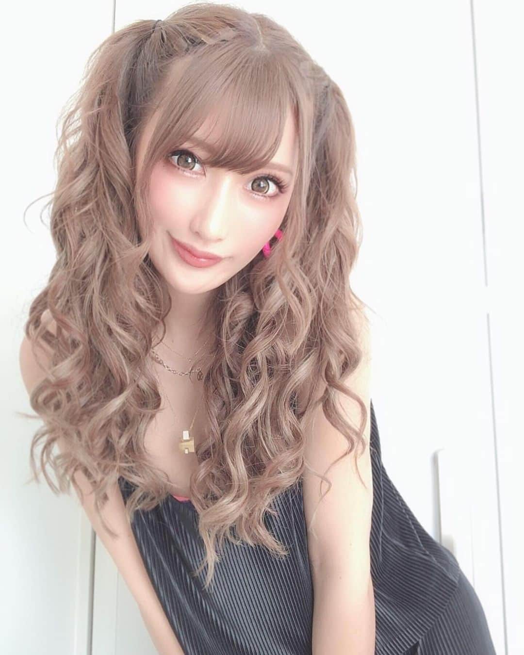 のインスタグラム：「おはよ❤ カレンダー撮影前にやれるだけのことはやろうと思い @sbeautyclinic さんで二の腕に #アクセントウルトラv してきた🖤🖤🖤 ⇒超音波で脂肪を減らして高周波を当ててコラーゲンを増やし、最後に熱当ててトリートメント効果🤩👏 後は前ももを #セルトーン でドスドス打ち砕いてもらってきたよ🙌  私が受けてない施術も @dr.y.yumi さんの所に効果たくさん載ってるので見てみてね〜♪ #医療痩身 #アンチエイジング #美容 #エスビューティークリニック #ダイエット #脂肪 #セルライト #二の腕痩せ」