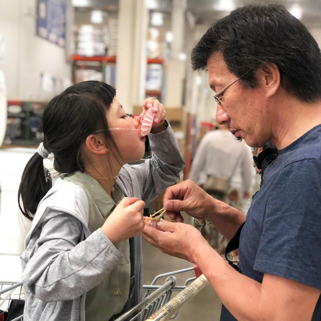 yukiさんのインスタグラム写真 - (yukiInstagram)「#COSTCO #COSTCOあるある #プルコギビーフ #試食のクオリティ高め #おっきい森さんとちっちゃい森さん #milka おはようございます。  COSTCOで大人気、プルコギビーフ❤︎ は、飲み物です… あっ！こっちみた😆(2枚目)」5月30日 7時13分 - milkayuki