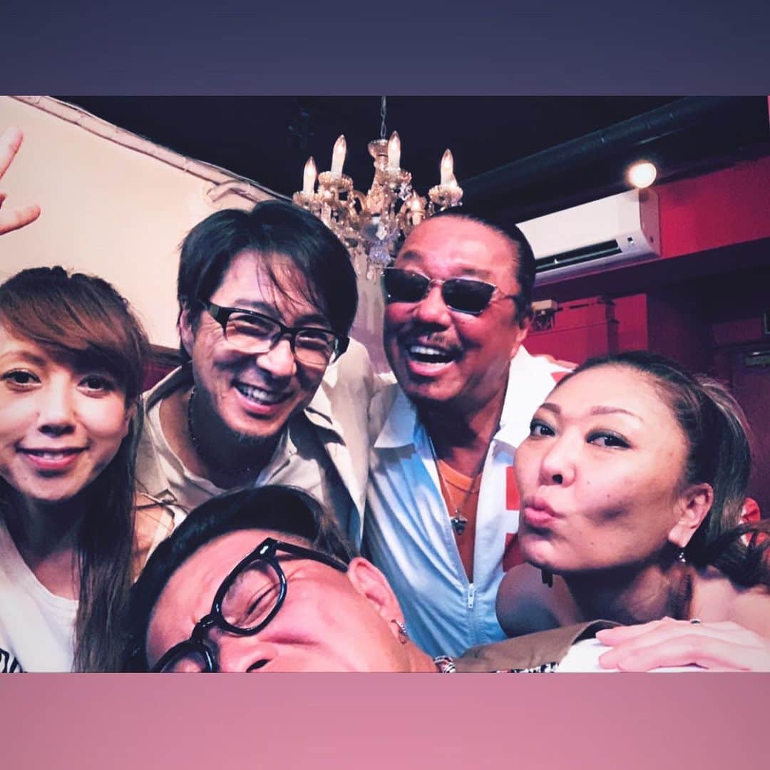 のインスタグラム：「KORN兄貴、がおり、マーキー、 アーサーの4人でネルソン会😉👍 何でネルソン？？ 長くなるので割愛させて頂きます🙏（笑）🤣 さて昨日はいつもの「Provision」で最高に美味しい御飯を食べて、僕は初めての「アマゾネス」でカラオケ🎤🎶 エリさんを交えてトークもカラオケもめちゃくちゃ盛り上がちゃいました‼️ 写真を見てたらどれも楽しそうだから、全部載せちゃえー笑🤣🤣 とにかく笑いっぱなしでお腹が痛いネルソン会でした！次回が今から楽しみです😊」