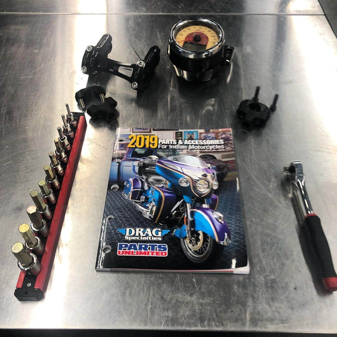 ケアリー・ハートさんのインスタグラム写真 - (ケアリー・ハートInstagram)「Back to bike bike building grind!!! One of the most important books in my shop, the @dragspecialties catalog 🤘🏼🤘🏼🤘🏼🤘🏼🤘🏼🤘🏼」5月30日 7時24分 - hartluck