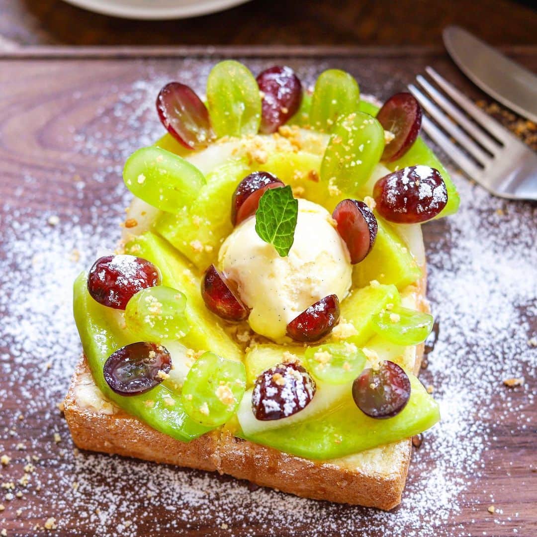 きょん。さんのインスタグラム写真 - (きょん。Instagram)「. .  OSORA CAFE @osoracafe  気まぐれに訪れて 気まぐれに頼んだ 気まぐれなトーストは 一種のブドウと 二種のメロンを使用した 一度に 二度美味しい 一石二鳥さんでした🕊  #OSORACAFE #sweets#osaka#toast」5月30日 7時26分 - kyon_tokiiro