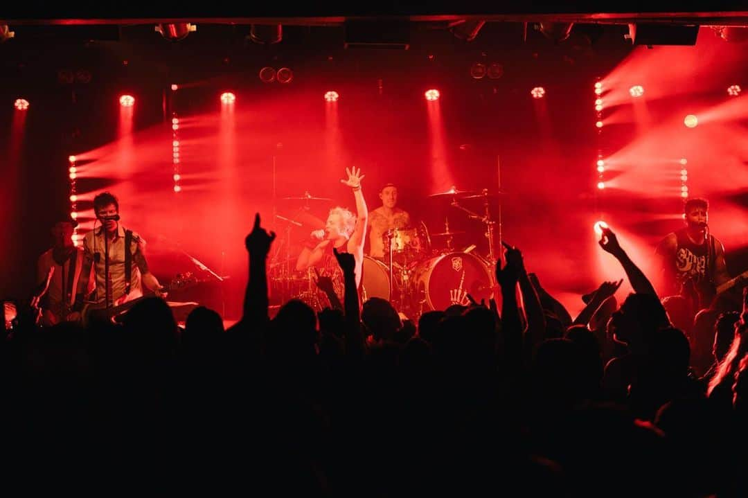 Sum 41さんのインスタグラム写真 - (Sum 41Instagram)「May 26 | @bottomlounge | #Chicago, IL 📷: @danielboczarski  #NoPersonalSpaceTour #Sum41」5月30日 7時30分 - sum41