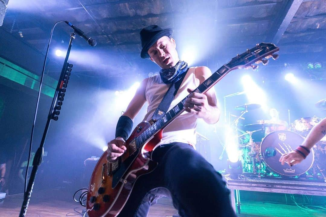 Sum 41さんのインスタグラム写真 - (Sum 41Instagram)「May 26 | @bottomlounge | #Chicago, IL 📷: @danielboczarski  #NoPersonalSpaceTour #Sum41」5月30日 7時30分 - sum41