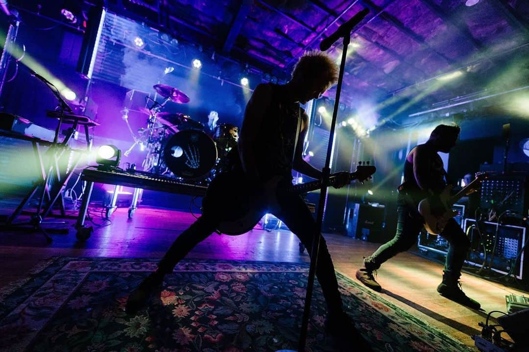 Sum 41さんのインスタグラム写真 - (Sum 41Instagram)「May 26 | @bottomlounge | #Chicago, IL 📷: @danielboczarski  #NoPersonalSpaceTour #Sum41」5月30日 7時30分 - sum41