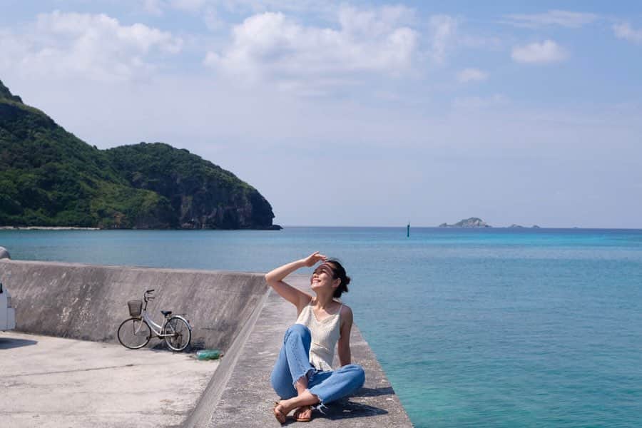 武智志穂さんのインスタグラム写真 - (武智志穂Instagram)「沖縄出身の知り合いに勧められ阿嘉島のことを知り、訪れるようになってから今年で早3年目。﻿ 毎年ここに来ることをとても楽しみにしているけど、来る度にもっともっとこの島が好きになる🏝☺️💭💞﻿ ﻿ 商店も飲食店も数軒しかない何にもないところだけど（人間より鹿の数の方が多いんじゃないかな🦌）、どこまでも青く透き通った海と美しい珊瑚礁、緑豊かな自然が広がっていて、そこにはゆったりとした時間が流れている。﻿ 優しい夕陽も満点の星空も、見るたびに心を奪われる。﻿ ﻿ 随分と便利な世の中になったけれど、本当の豊かさってなんなんだろう。﻿ 大切なものはきっとそんなに多くはないんだろうな。﻿ 33歳も今日で最後。﻿ 常識も、人の言うことも、価値観も、その時々で変わるもの。﻿ これからも自分の心の声と直感を信じて🤞🥠﻿ ﻿ ﻿ #沖縄 #阿嘉島 #慶良間諸島﻿ #慶良間ブルー #世界が恋する海 #母娘旅﻿ #fujifilm #XE3 #fujifilm_xseries #志穂sTrip」5月30日 7時33分 - shiho_takechi