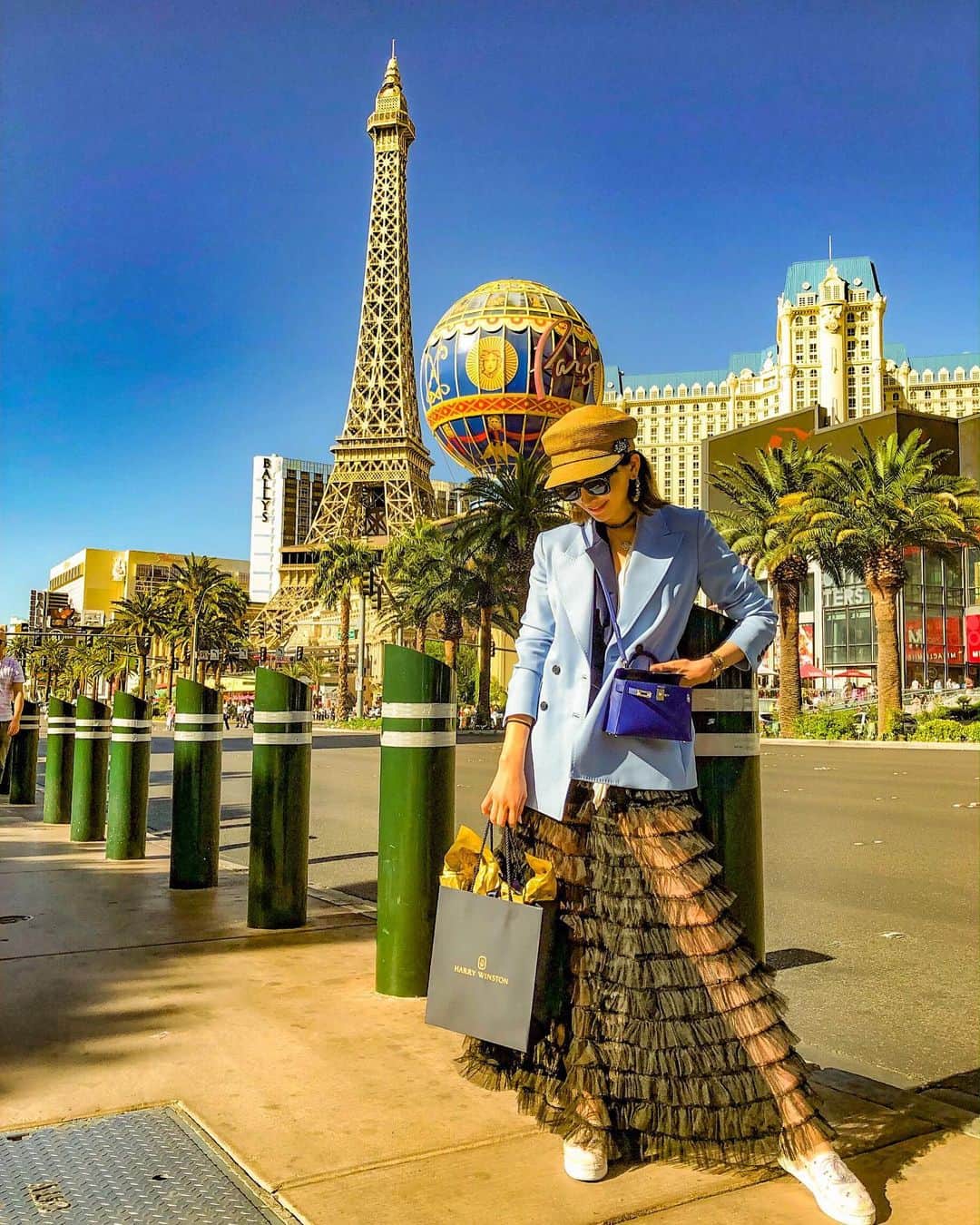 のインスタグラム：「お昼お買い物しに🍭😋 ・ 10分で汗だく😂 ・  ラスベガス旅行#エッフェル塔#スタイル#コーデ#style #jun__ko_travel」