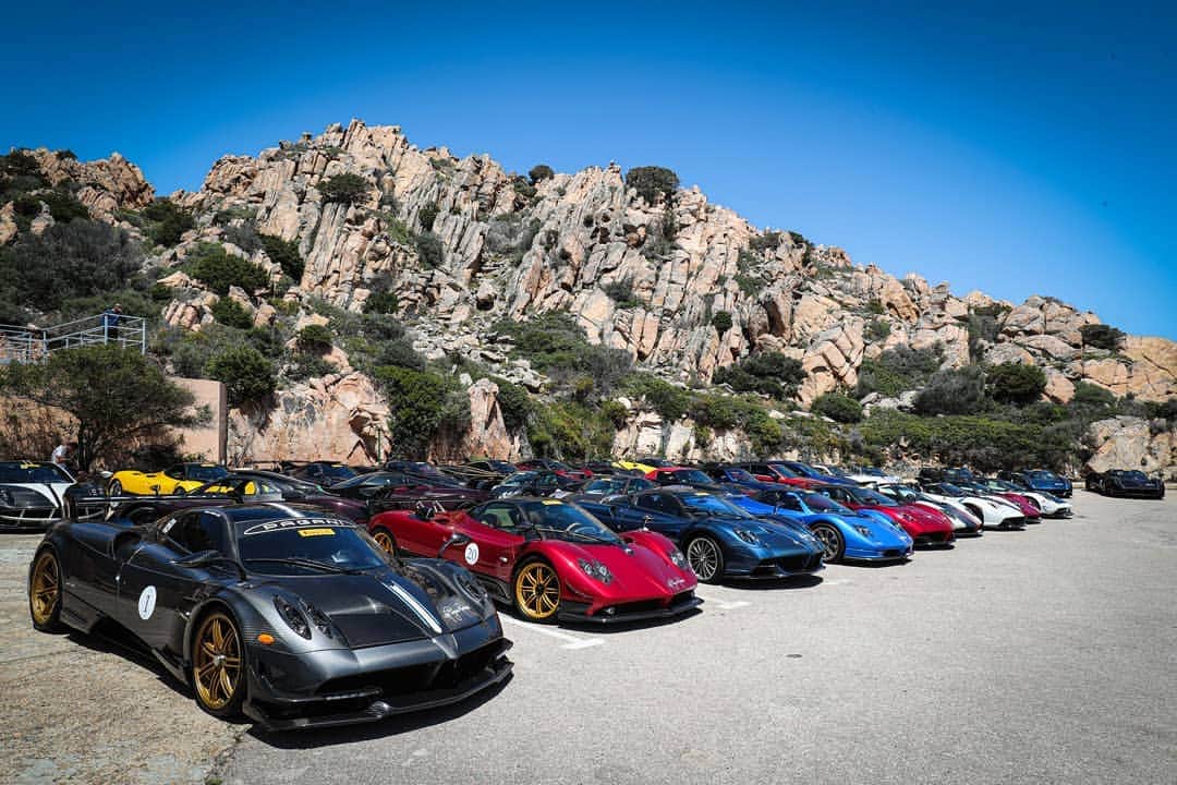 パガーニ・アウトモビリのインスタグラム：「One two three four Paganis...ok I've lost count. Can you help me? #pagani #paganiraduno - The Vanishing Point 2019 #zonda #zondas #zondaf #zondacinqueroadster #huayra #huayrabc #huayraroadster」