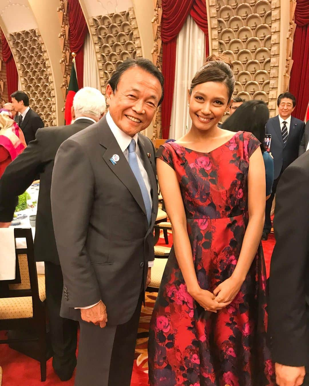 加治まやさんのインスタグラム写真 - (加治まやInstagram)「会議のためバングラデシュのハシナ首相が来日され、安倍総理大臣主催の晩餐会にお招きいただきました✨バングラデシュの首相は実は女性なのです🇧🇩 素敵な空間だったなぁ。控え室には歴代首相の写真が並んでいてつい『いくやまいまい…』と唱えていました笑 こんな機会もう絶対ないときょろきょろしてたらさざれ石も発見しちゃった🥰#歴史好き には堪らない🥺  両国がもっともっと仲良くなりますように🙏🏻 大変貴重な機会を与えてくださった皆さまに感謝です🙏🏻 . . . #晩餐会 #パーティー #party #dress #首相官邸 #ドレス #model #japan #bangladesh #バングラデシュ#国際交流 #文化交流 #president #asia #アジア」5月30日 7時48分 - mayakaji