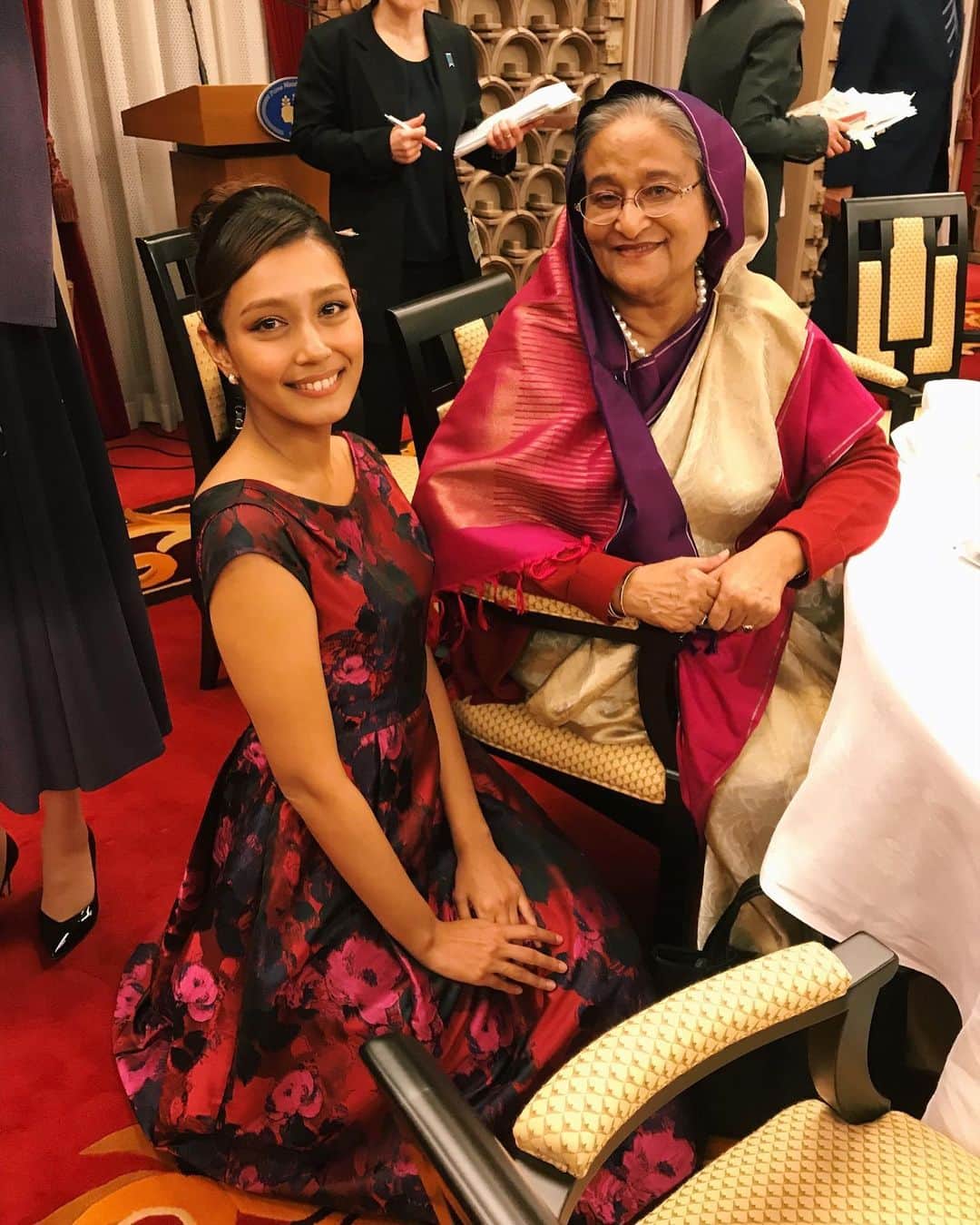 加治まやさんのインスタグラム写真 - (加治まやInstagram)「会議のためバングラデシュのハシナ首相が来日され、安倍総理大臣主催の晩餐会にお招きいただきました✨バングラデシュの首相は実は女性なのです🇧🇩 素敵な空間だったなぁ。控え室には歴代首相の写真が並んでいてつい『いくやまいまい…』と唱えていました笑 こんな機会もう絶対ないときょろきょろしてたらさざれ石も発見しちゃった🥰#歴史好き には堪らない🥺  両国がもっともっと仲良くなりますように🙏🏻 大変貴重な機会を与えてくださった皆さまに感謝です🙏🏻 . . . #晩餐会 #パーティー #party #dress #首相官邸 #ドレス #model #japan #bangladesh #バングラデシュ#国際交流 #文化交流 #president #asia #アジア」5月30日 7時48分 - mayakaji