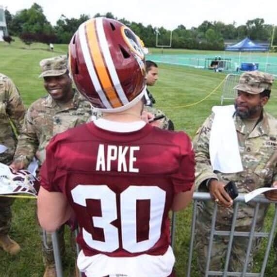 ワシントン・レッドスキンズさんのインスタグラム写真 - (ワシントン・レッドスキンズInstagram)「@redskinssalute brought some special guests to practice today. #SaluteToService」5月30日 7時49分 - commanders