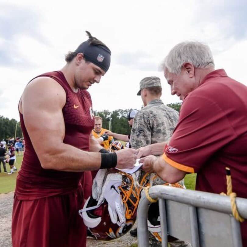 ワシントン・レッドスキンズさんのインスタグラム写真 - (ワシントン・レッドスキンズInstagram)「@redskinssalute brought some special guests to practice today. #SaluteToService」5月30日 7時49分 - commanders