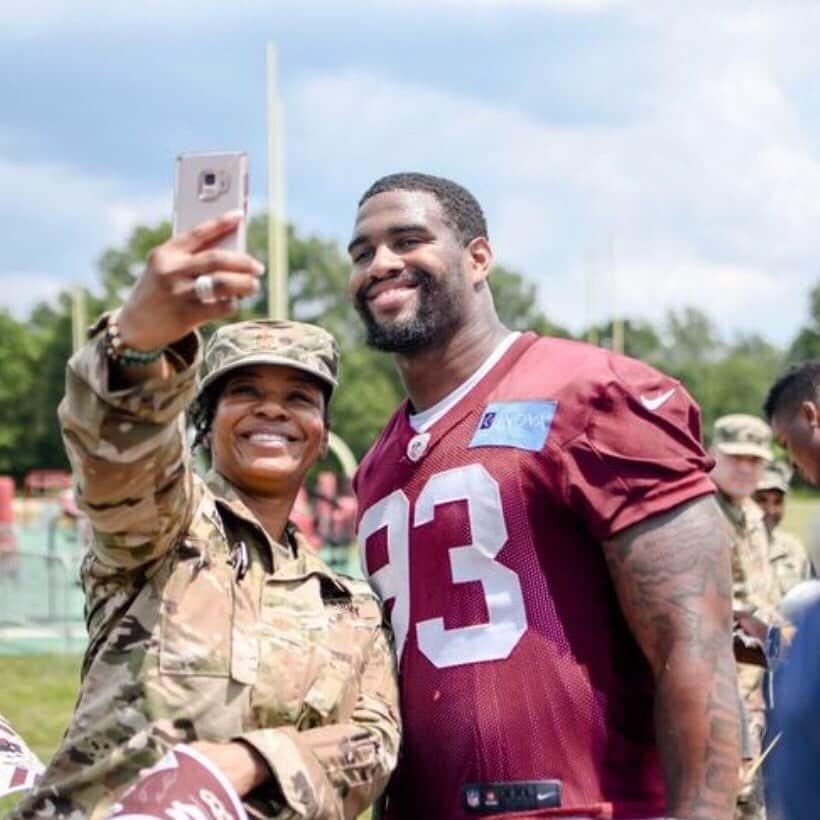 ワシントン・レッドスキンズさんのインスタグラム写真 - (ワシントン・レッドスキンズInstagram)「@redskinssalute brought some special guests to practice today. #SaluteToService」5月30日 7時49分 - commanders