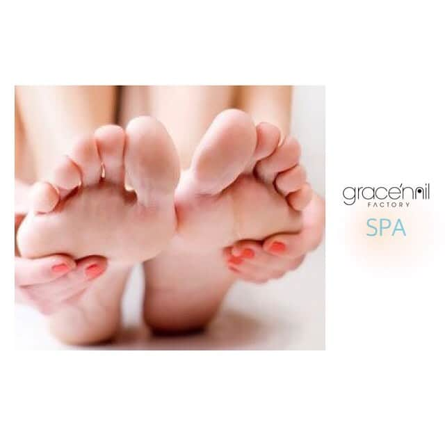 gracenailfactoryさんのインスタグラム写真 - (gracenailfactoryInstagram)「___ foot careのすすめ . . 《足裏角質ケア》 一年を通じて おすすめしている サロンで人気のケアコース . . サンダルをはくことが増える 季節 肌の露出が多い時期は 乾燥対策をして ふっくらうるうるに◎ . ￥3,000 . . ____ . ◉フットマニキュア set ◉フットジェル set お会計時に￥1,000off . . #フットマニキュアともご一緒に #フットケア #スパルーチェ美容液 使用 #なめらかかかと」5月30日 7時51分 - gracenailfactory