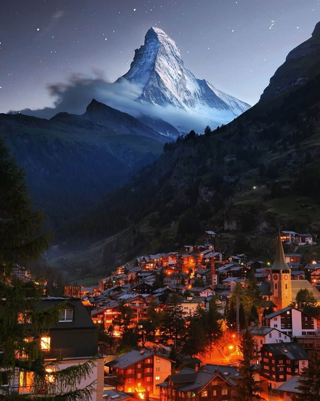 Travel + Leisureさんのインスタグラム写真 - (Travel + LeisureInstagram)「Zermatt is straight out of the pages of a fairytale. Switzerland's Glacier Express — a route running between St Moritz and Zermatt — needs to be on your bucket list. Read about this incredibly scenic journey at our link in bio! #tlpicks courtesy of @sennarelax」5月30日 7時55分 - travelandleisure