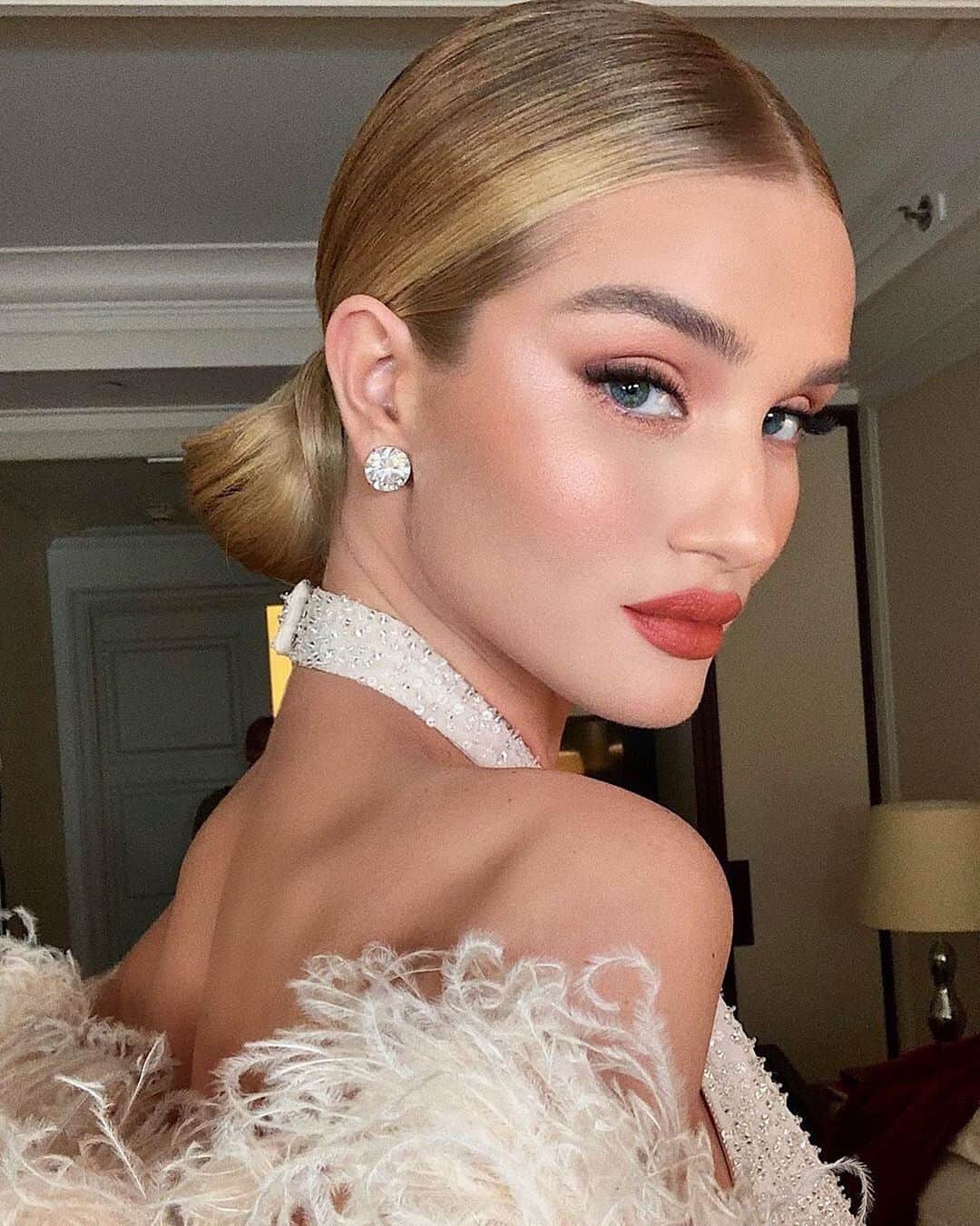 WHO WHAT WEARさんのインスタグラム写真 - (WHO WHAT WEARInstagram)「The secret to celeb-worthy, radiant skin is actually free. From ice facials to DIY massages, tap our link for 3 free hacks celebs do to make their skin look even better. photo: @rosiehw」5月30日 7時55分 - whowhatwear