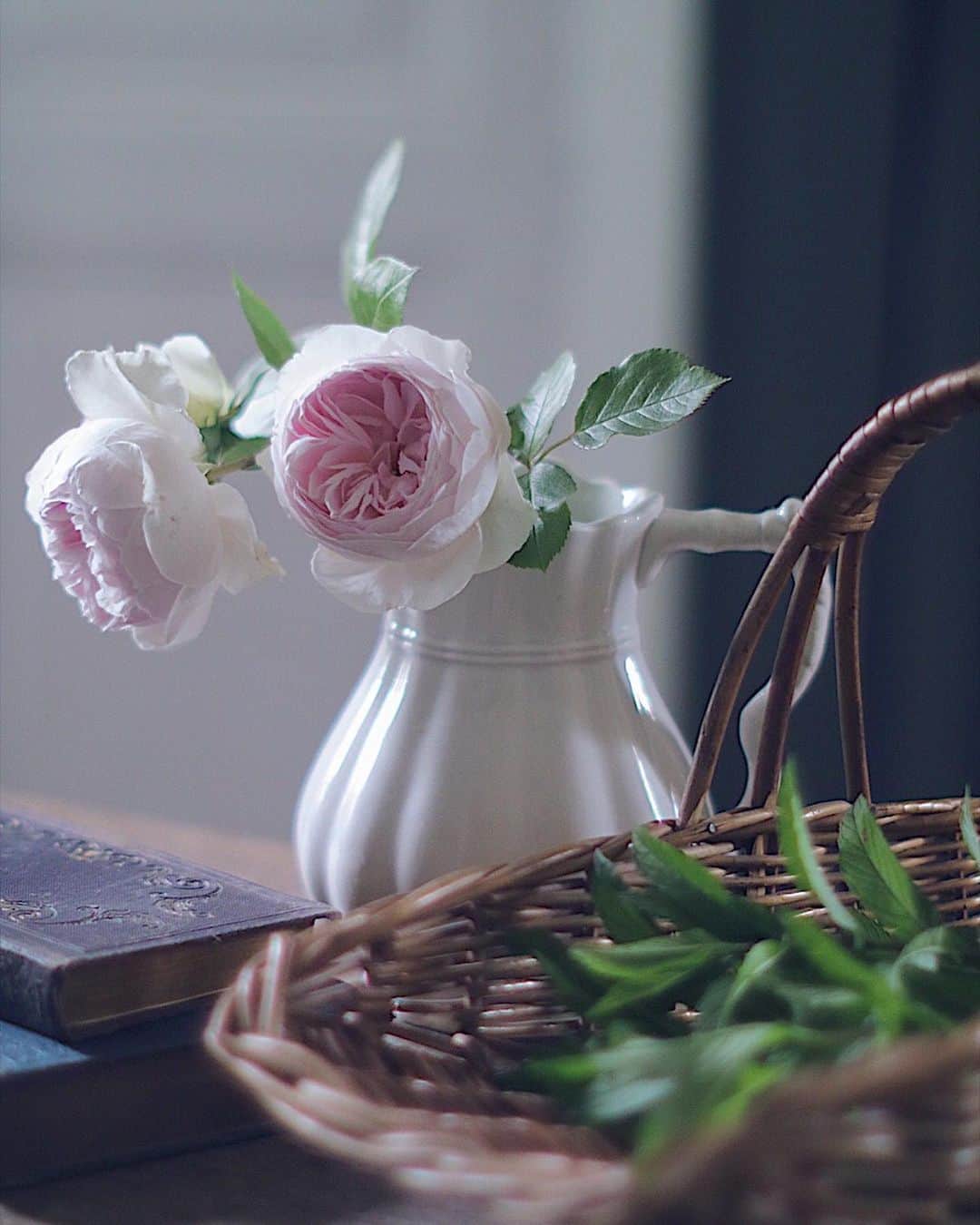 フランスアンティーク ランスタンさんのインスタグラム写真 - (フランスアンティーク ランスタンInstagram)「今の時期は庭に勝手に生えてくる #ミント を使って #ミントティー 🌿🌿🌿 . #アンティークのある暮らし  #プロローグ展2019  #花摘みパニエ #私の庭 #パニエ #バラのある暮らし #ハーブ #ハーブのある暮らし  #自然の恵み」5月30日 7時59分 - antique_france