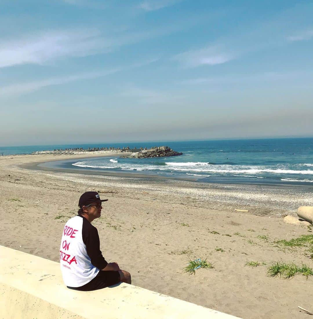 加藤章太郎さんのインスタグラム写真 - (加藤章太郎Instagram)「☀︎よい天気 でも波はないです #goodmorning#sunny#surf#surfing#beach @shigeru39 x @_73r_  #コラボ #Tシャツ」5月30日 8時07分 - __shotaro__