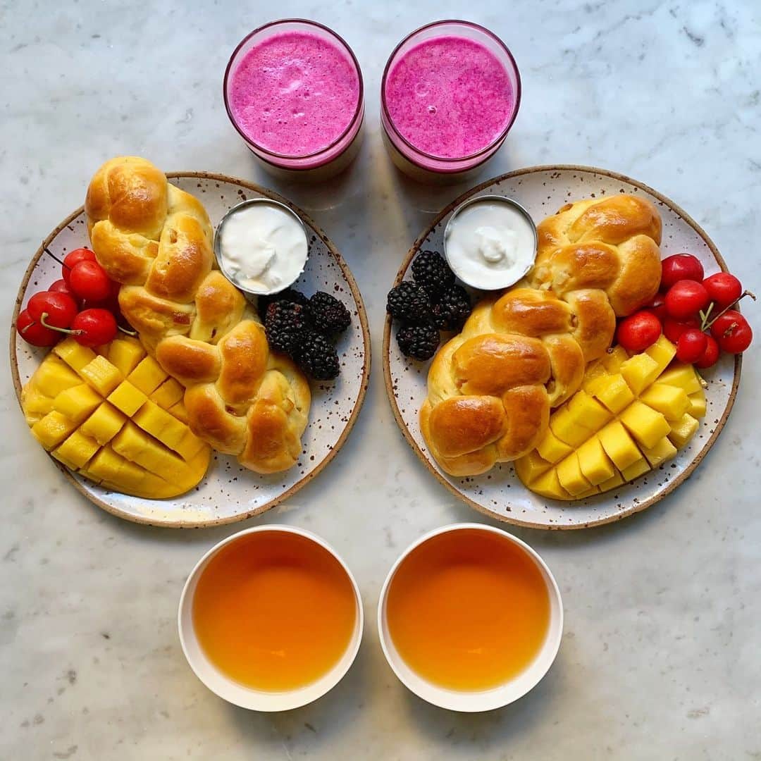 Symmetry Breakfastさんのインスタグラム写真 - (Symmetry BreakfastInstagram)「Mini marmalade challah breads, with quark cheese, similar in some ways to ricotta but different and still quite delicious, and some of the seasons fruit, ruby red cherries, mango and blackberries. A dragonfruit and peach smoothie and a cup of English Breakfast tea - - - - - - - - - - - - - - - - - - - - - - The scaffolding is finally gone. The months of renovation work being done on our house by the local government is finally completed and just in time for summer 🙌🏼 I always shoot next to the window on my phone and if you swipe you can see how in my kitchen I do it #symmetrybreakfast #shanghaisummer #challah #shanghai」5月30日 8時13分 - symmetrybreakfast