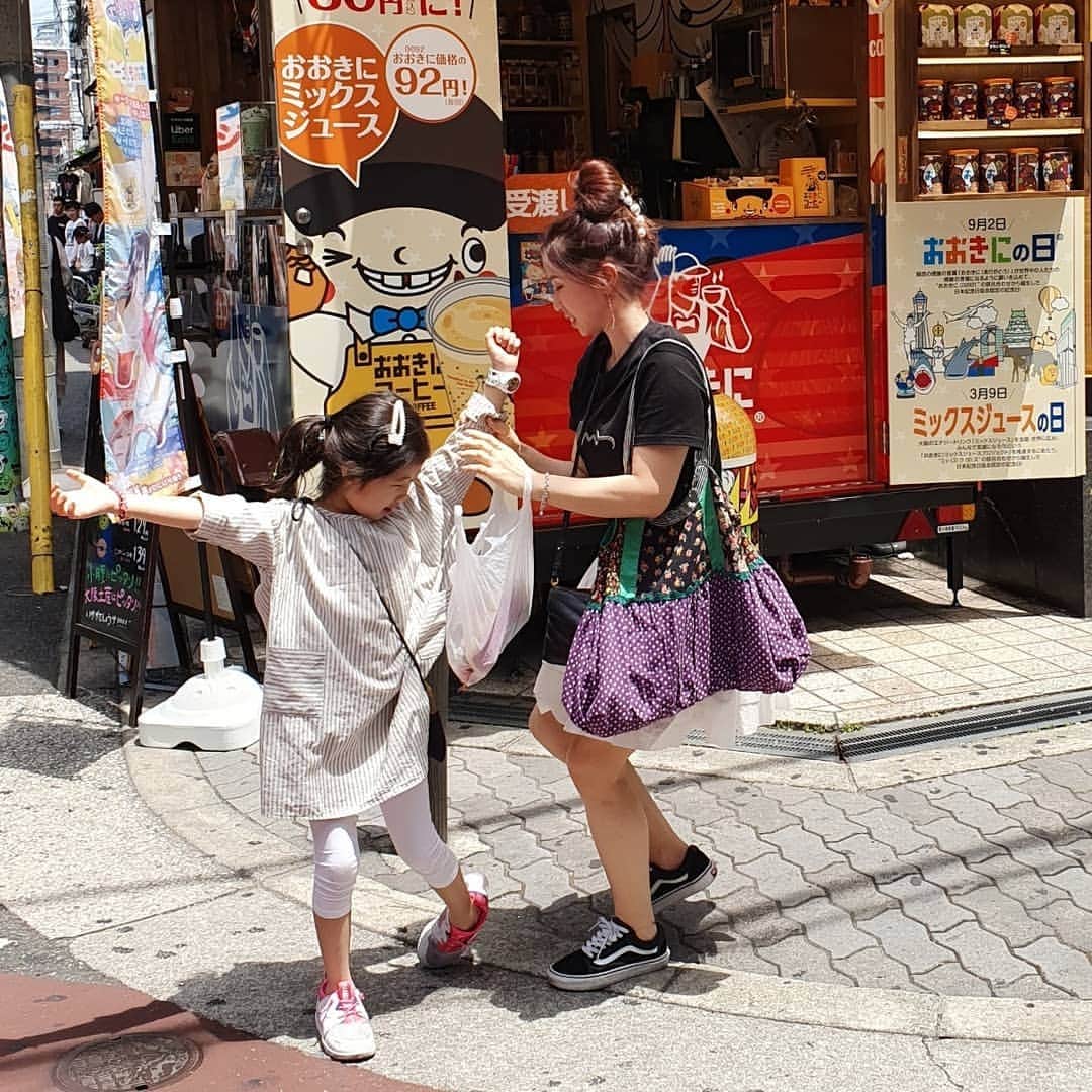 イ・レさんのインスタグラム写真 - (イ・レInstagram)「#오사카여행 #도톤보리 #오렌지스트리트  #사랑하는가족 #사랑하는조카들 #여자와아이들 #일본여행 #린넨사랑 #시장조사」5月30日 8時22分 - leere0312