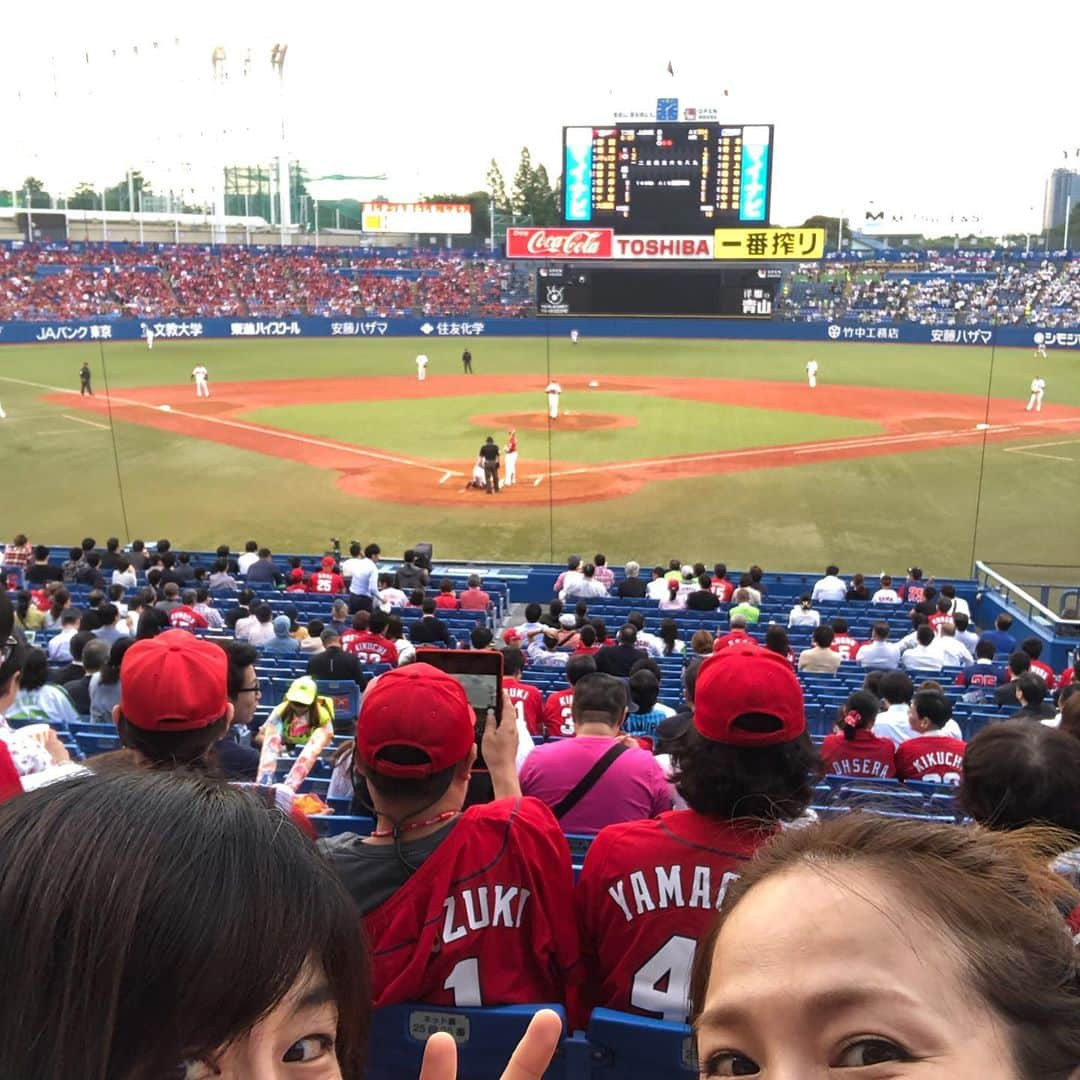 倉本康子さんのインスタグラム写真 - (倉本康子Instagram)「🌟 昨夜は姉と観戦@神宮 試合前には鈴木誠也選手の おじいちゃま効果か またまたホームランでスタート！ 前夜のルーズベルトゲームとまではいかなかったものの 最後まで気が抜けない内容での勝利！ 楽しませてもらいましたー！  #carp #カープ #広島カープ #広島東洋カープ #神宮球場 #今夜こそは降らないで #阪神のサヨナラ満塁弾は驚いた」5月30日 8時25分 - yasuko_kuramoto_yakko