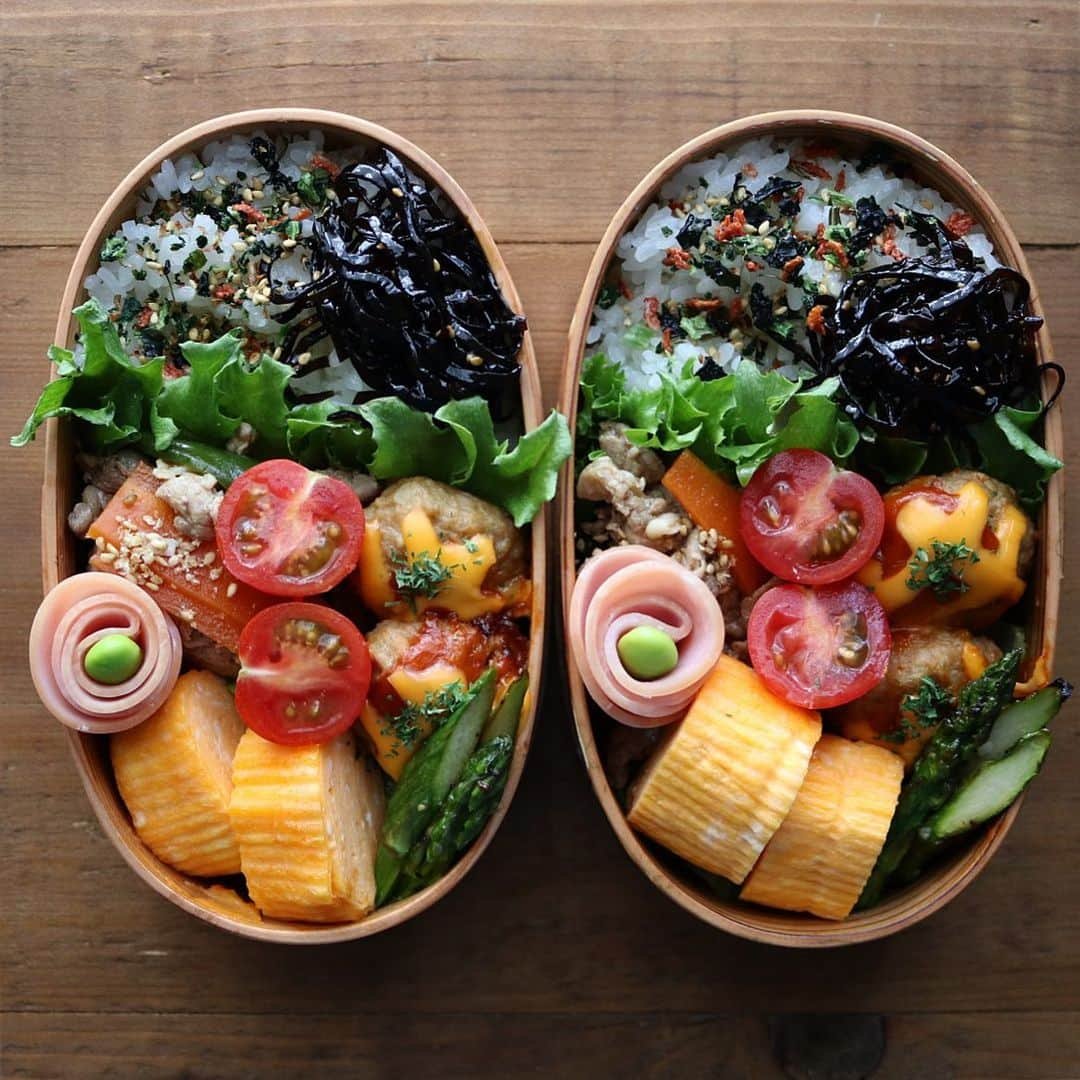 まいちくさんのインスタグラム写真 - (まいちくInstagram)「2019.5.30☀︎ ． ． 今日の母娘弁当🍱 ． 埋もれてる豚野菜炒め ミニバーグ 卵焼き アスパラソテー ハムプチトマト ごま昆布&海鮮ふりかけ ． 写ってないけど葡萄🍇 ． ． ミニバーグのチェダーチーズ、急いで詰めてぐちゃぐちゃに…😂🔨 薄目でご覧ください🙇‍♀️ ． ． 今日も元気に！(๑•̀ㅂ•́)و✧ ． ． ． ． #おべんとう #わっぱ弁当  #まいちく弁  #2019まいちく弁 #お昼が楽しみになるお弁当 #obento#foodstagram#instafood #delistagrammer#kurashiru#locari #フーディーテーブル#おうちごはん #igersjp#ellegourmet #ouchigohanlover #マカロニメイト#ご飯でエールを #yummy#yum#foodporn #homecooking #japanesefood#foodlovers#foodie」5月30日 8時27分 - maichiku3