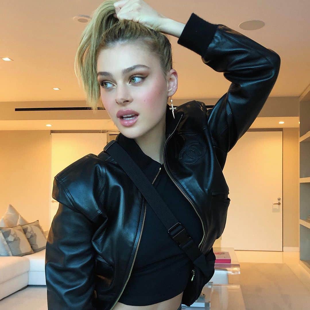 ニコラ・ペルツのインスタグラム：「i can’t stay still for pictures」