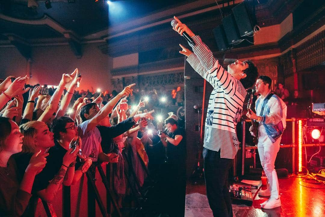 ジョー・ジョナスさんのインスタグラム写真 - (ジョー・ジョナスInstagram)「London brought some INSANE energy tonight!! Thank you guys for coming out to the show!」5月30日 8時36分 - joejonas