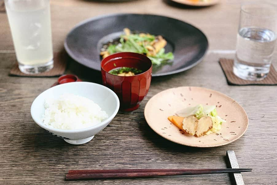 樋口智恵子さんのインスタグラム写真 - (樋口智恵子Instagram)「Beautiful Japanese lunch @higashiyama_tokyo 🇯🇵 . . . . 中目黒のHIGASHI-YAMA Tokyoで、フランス帰りの彩子ちゃん @nandesuttar とランチ✨ 美しい空間とお料理で眼福口福✨下のラウンジに移動したら私たちだけ！とてもリラックスした時間をすごせました🍵 . 昔、目黒川沿いにあったHigashiya、復活しないかなぁ。 . . . . #higashiyamatokyo #中目黒ランチ #中目黒カフェ #tokyofoodie #japanesefood #tokyocafe #中目黒 #iphonography #和食ランチ #女子会」5月30日 8時36分 - chieko_higuchi