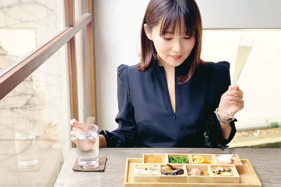 樋口智恵子さんのインスタグラム写真 - (樋口智恵子Instagram)「Beautiful Japanese lunch @higashiyama_tokyo 🇯🇵 . . . . 中目黒のHIGASHI-YAMA Tokyoで、フランス帰りの彩子ちゃん @nandesuttar とランチ✨ 美しい空間とお料理で眼福口福✨下のラウンジに移動したら私たちだけ！とてもリラックスした時間をすごせました🍵 . 昔、目黒川沿いにあったHigashiya、復活しないかなぁ。 . . . . #higashiyamatokyo #中目黒ランチ #中目黒カフェ #tokyofoodie #japanesefood #tokyocafe #中目黒 #iphonography #和食ランチ #女子会」5月30日 8時36分 - chieko_higuchi