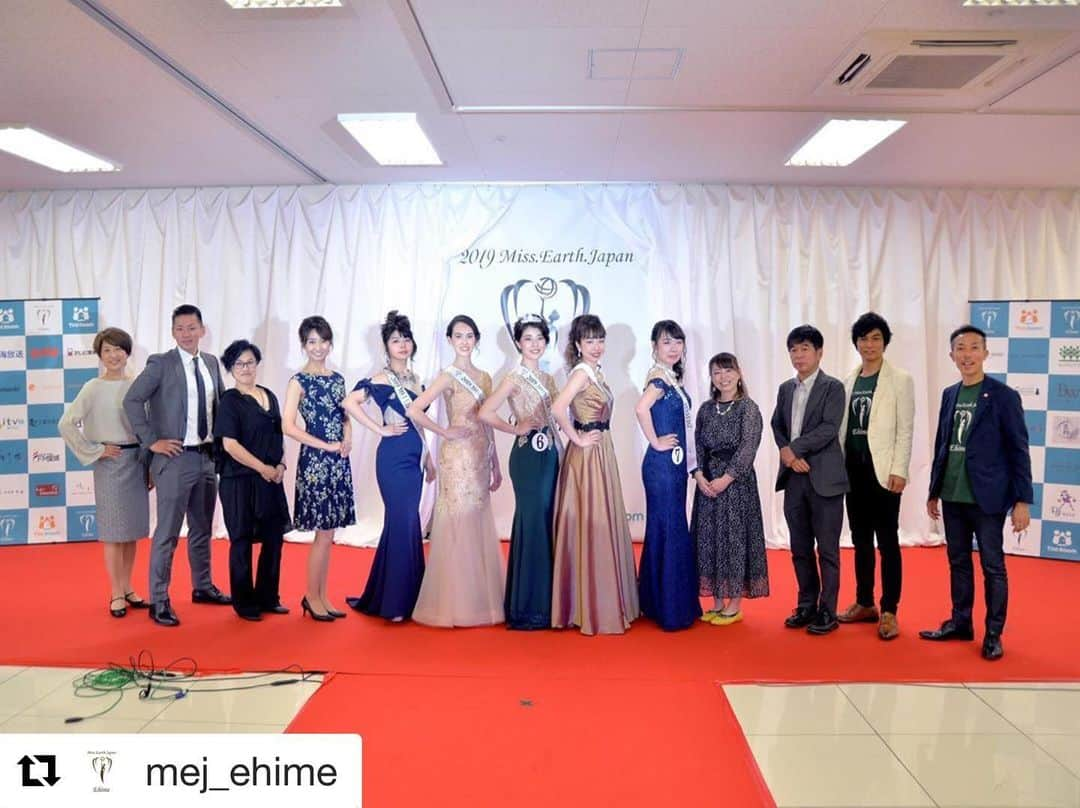 吉田ヒトシさんのインスタグラム写真 - (吉田ヒトシInstagram)「ミス・アースジャパン愛媛大会無事終わりました。 主催の加賀見さんとは7年ほど前のラジオ番組共演からのお付き合い。 日本大会の切符を見事勝ち取ったナナカさん、おめでとうございます。頑張ってください。  #モデル講師 #演出 #愛媛 #smart #bridge #hitoshiyoshida  #officeyoshida  #Repost @mej_ehime with @get_repost ・・・ 2019ミス・アース・ジャパン愛媛大会 オフィシャルトレーナーの皆様^_^  トレーナーであり、大会を支えるそれぞれのポジションで120%がんばっていただきました。  心から感謝申し上げます！ ■ヘアメイク 後藤和美 さん @gattonero622  八島里 さん @sato_yashima ■ウォーキング・ポージング 菊地紀衣さん(ランウェイマイキング） @happy.nonchan.0331  吉田ヒトシさん（ステージディレクション） ■ボディーメイク・パーソナル 佐々木優光さん（音響サポート） 大野真砂子 @dea_carna ■ボイス 宮崎ユウさん(MC) @himegecca  門倉敦（音響・照明） @akadokura ■プロデュース 加賀見洋平  日本大会へ向けても、変わらぬサポートをさせていただきます！  #イベント  #ビューティートレーナー #愛媛トレーナー #東京トレーナー #ミスアースジャパン #ミスアースジャパン日本大会  #愛媛  #ミスアース愛媛  #2019mej愛媛大会  #グランプリ #ドレス  #missearth  #ミスコン  #愛媛イベント  #event #松山  #エミフルmasaki  #tintroom #キャスティングTintRoom #イベント制作 #イベント企画  撮影:高嶋英治 @ehimecameraclub  @tintroom_sweetint」5月30日 8時46分 - yoshida__hitoshi