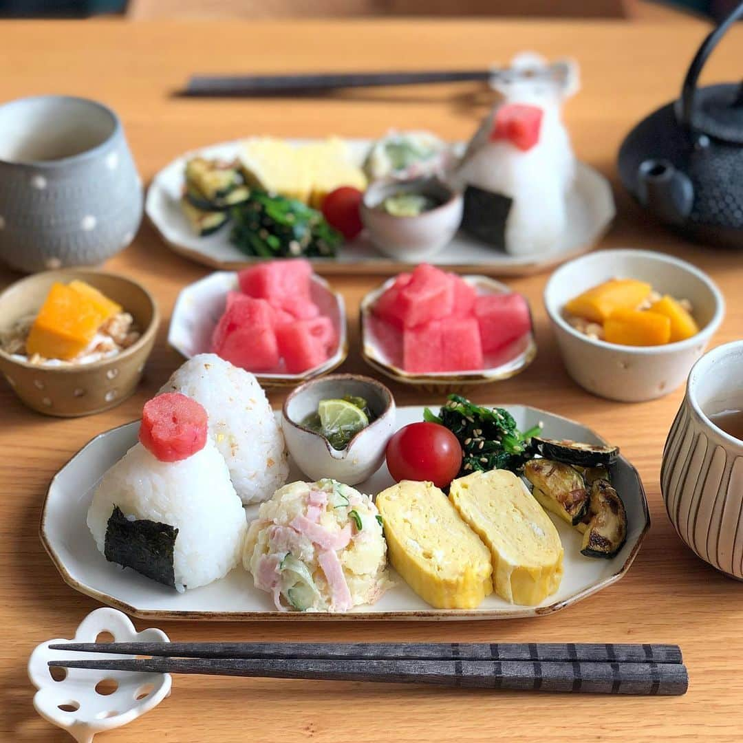 みかさんのインスタグラム写真 - (みかInstagram)「2019.5.30  おはようございます  今日のあさごはんは * ・たらこ&柚子おかかおにぎり ・ポテトサラダ ・だし巻き玉子 ・めかぶ ・ほうれん草のおひたし ・ズッキーニのおかか醤油 ・すいか ・フルグラマンゴーヨーグルト *  今朝はおにぎり🍙 だし巻きは お出汁の量をかなり増やして 作りました。 それでもちょいジュワでした😂 だし巻きチャレンジはまだまだ 続きます〜 *  朝ラン記録🏃‍♀️ 6.23km33.46min 今日はちょいと距離増やして。  ハーフマラソン痛がほぼ 治ったので調子出てきました。 これからはフルマラソンに 向けた練習とダイエットを意識 して走りたいので 色々本で勉強中〜 *  #あさごはん#朝ごはん#朝食#和食#和朝食#おにぎり#おにぎりプレート#ポテトサラダ#だし巻き玉子#アトリエキウト#フーディーテーブル#和食器にこだわる皐月#おうち和ごはん#南部鉄器#ワーママごはん#朝時間#朝美人アンバサダー#おうちごはん#おうちごはんlover#私のおいしい写真#暮らし#breakfast#morning#cooking#igersjp#locari#yutakana_syokutaku#macaronimate」5月30日 8時43分 - mikasko