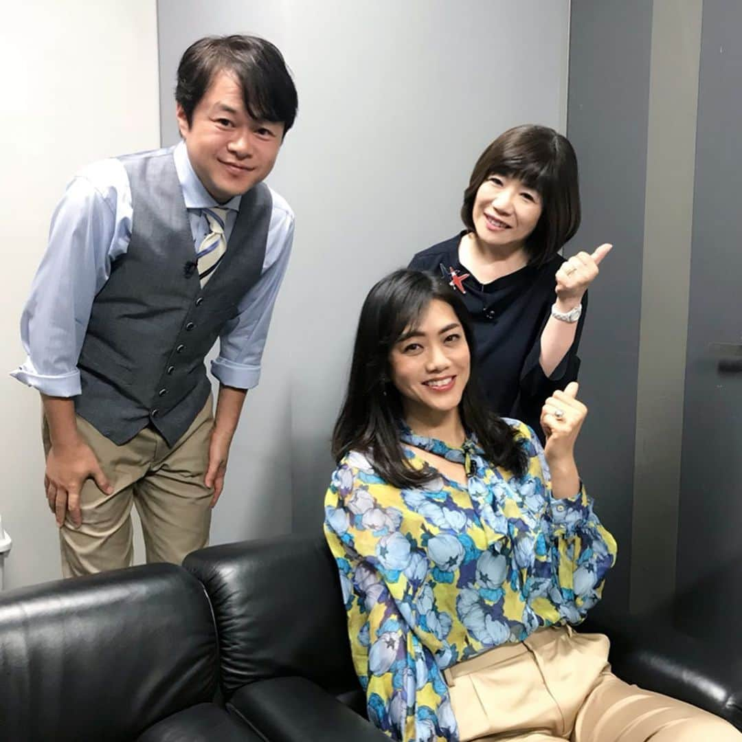 前田典子さんのインスタグラム写真 - (前田典子Instagram)「昨日はフジTVの LIVE  NEWS it !  #アレコレト のコーナー に 初出演しました💕  #荘口彰久さん #山田美保子さん #カトパンさん と  流行りモノや芸能ネタを ピックアップし アレコレトトーク😁 楽しかった❣️ 私と山田さんが親指をクイッとしているのは キャンディーズの振りをしているところ😁  ブラウス @pinkoofficial  パンツ @coomb_official  シューズ @chatelles_slippers  ジュエリー @tiffanyandco」5月30日 8時43分 - maenorichang